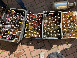 Na zdjęciu butelki z alkoholem.