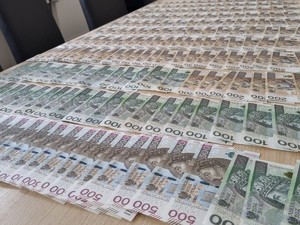 Na stole zabezpieczone przez policjantów banknoty.