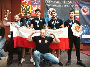 Grupowe zdjęcie z zawodów siłowych.