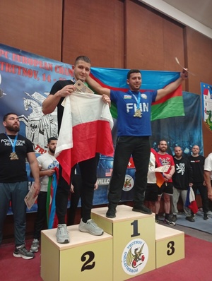 Na zdjęciu będziński policjant stojący na 2 stopniu podium.