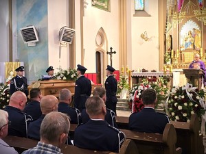 Na zdjęciu policjanci w kościele podczas uroczystości pogrzebowych.