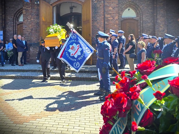Na zdjęciu policjanci oddają honory podczas wynoszenia trumny z kościoła.