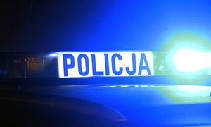 Infografika z napisem Policja na belce dachu radiowozu