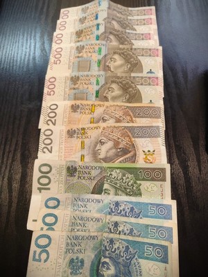 Na zdjęciu banknoty na biurku.