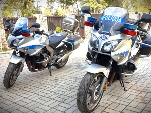 Na zdjęciu znajdują się policyjne motocykle.