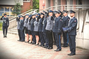 Na zdjęciu policjanci przed komendą oddają hołd zmarłemu policjantowi.