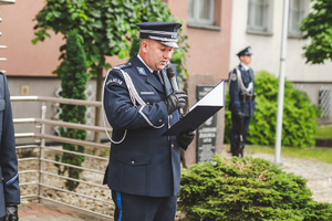 Na zdjęciu Komendant Powiatowy Policji w Będzinie przemawiający do ludzi podczas uroczystości.