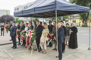 Na zdjęciu grupa uczestników uroczystości.