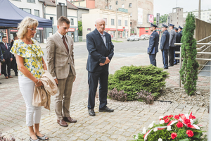 Na zdjęciu rodzina świętej pamięci Grzegorza Załogi składa kwiaty przy pomniku.