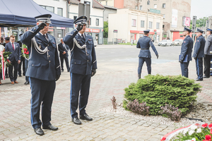 Na zdjęciu Komendant Powiatowy Policji w Będzinie wraz ze swoim zastępcą oddają honory po złożeniu kwiatów pod obeliskiem.