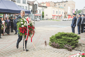 Na zdjęciu mężczyzna składa wieniec pod obeliskiem w imieniu Rafała Adamczyka.