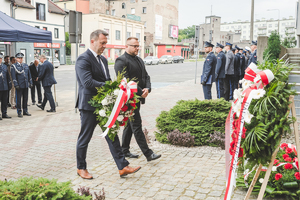 Na zdjęciu Starosta Będziński i Naczelnik Zarządzania Bezpieczeństwem składają kwiaty pod obeliskiem.