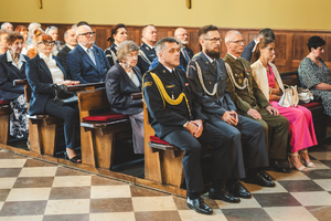 Na zdjęciu grupa osób w kościele.