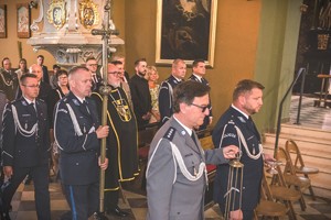 Na zdjęciu wejście policyjnej asysty liturgicznej w kościele.