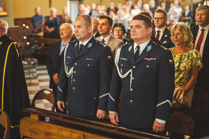 Na zdjęciu w kościele widzimy na czele będzińskich komendantów wśród innych uczestników mszy.