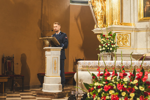 Na zdjęciu policjant przemawiający w kościele.