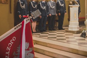 Na zdjęciu zbliżenie na sztandar Komendy Powiatowej Policji w Będzinie w kościele.