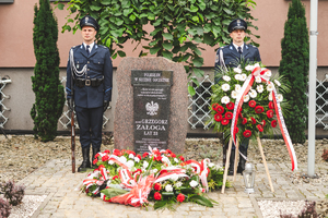 Na zdjęciu zbliżenie na wartę honorową przy pomniku zmarłego policjanta.