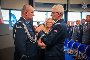 Komendant Wojewódzki Policji w Katowicach wręcza odznaczenie Komendantowi Powiatowemu Policji w Będzinie.