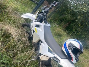 Na zdjęciu biało-niebieski motocykl.