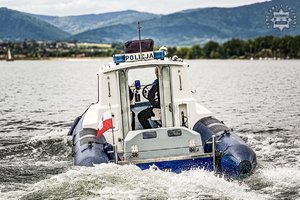 Na zdjęciu motorówka policyjna na zbiorniku wodnym.
