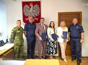 Zdjęcie grupowe w gabinecie Komendanta Powiatowego Policji w Będzinie inspektora Marcina Lemańskiego podczas podpisania porozumienia w sprawie oddziałów mundurowych.