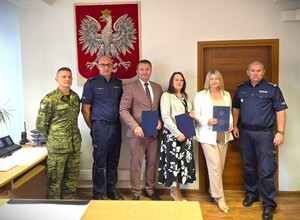 Zdjęcie grupowe w gabinecie Komendanta Powiatowego Policji w Będzinie inspektora Marcina Lemańskiego podczas podpisania porozumienia w sprawie oddziałów mundurowych.