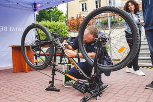 Na zdjęciu policjant wykonuje grawer na rowerze.