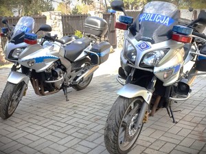 Na zdjęciu dwa motocykle policyjne.