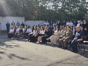 Zdjęcie grupowe podczas rozpoczęcia roku szkolnego w wojkowickiej szkole, które odbywało się na boisku szkolnym.