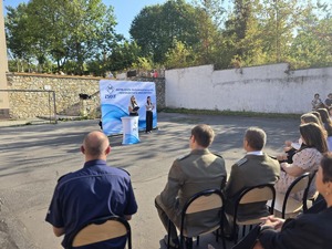 Na zdjęciu przedstawiciele Policji i Straży Granicznej podczas uroczystości rozpoczęcia roku szkolnego.