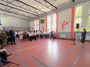 Zdjęcie zbiorowe podczas przemówienia Pani Dyrektor na rozpoczęcie roku szkolnego w siewierskiej szkole na sali gimnastycznej.
