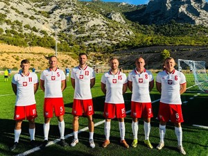 Na zdjęciu 6 mężczyzn w strojach piłkarskich.