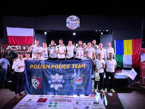 Zdjęcie grupowe na zakończenie piłkarskiego turnieju policjantów.