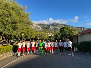 Zdjęcie grupowe kadry polskich policjantów podczas wyjazdu na mecze.