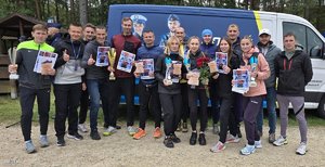 Zdjęcie grupowe, na którym widzimy uczestników biegu.