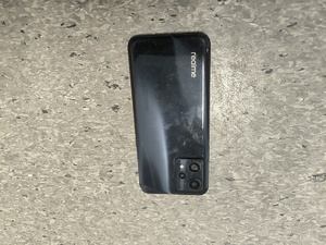 Na zdjęciu tył znalezionego, czarnego telefonu.