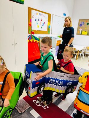 Na zdjęciu widzimy jak dzieci korzystają z autochodzika i uczą się przepisów drogowych w praktyce.