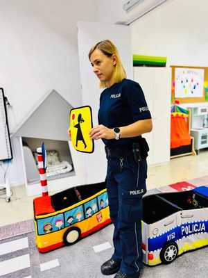 Na zdjęciu policjantka trzymająca znak potocznie nazywany Agatką, podczas prowadzonych prelekcji.