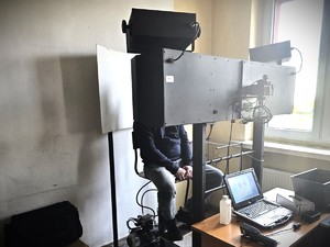 Na zdjęciu mężczyzna podczas robionego zdjęcia sygnalitycznego.