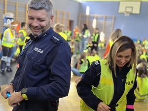 Na zdjęciu uśmiechnięta policjantka i policjant.