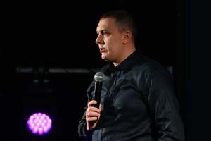 Zdjęcie mężczyzny, który trzyma mikrofon.