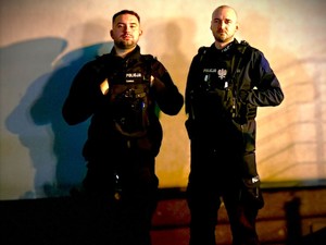Na zdjęciu dwóch policjantów w porze nocnej.