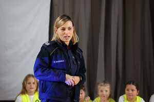 Na zdjęciu policjantka przemawia do uczniów.