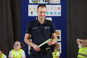 Na zdjęciu policjant z odblaskami.