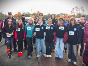 Na zdjęciu policjant i Pani Dyrektor z siewierskiej szkoły z uczniami.