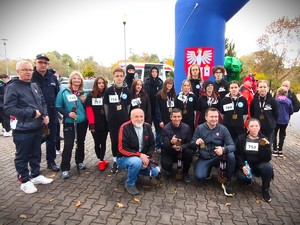 Zdjęcie grupowe, na którym widzimy Starostę Będzińskiego, członków samorządu lokalnego, policjanta, kobietę oraz uczniów.