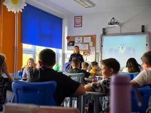 Na zdjęciu zbliżenie na policjantkę, która prowadzi prelekcję dla uczniów.