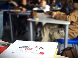 Zbliżenie na plakat z napisem Dobre dzieciństwo daje moc.