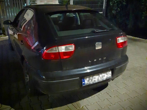 Na zdjęciu czarny samochód seat